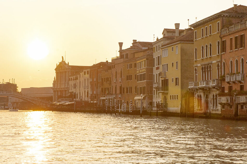 Venise est une destination accessible en train en mai