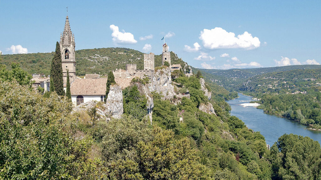 Aiguèze est un beau village du sud qui domine les gorges de l'Ardèche
