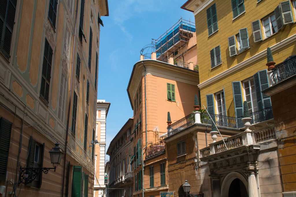 Le centre de la belle ville de Gênes en juin